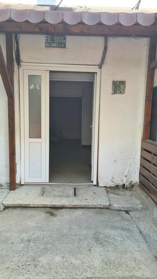 Apartament cu 3 camere semidecomandat în Adjud