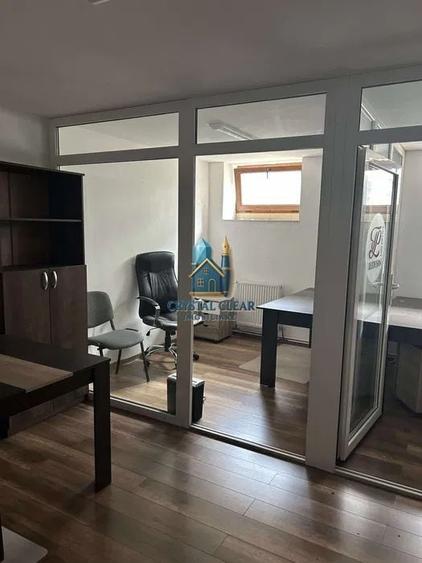 Casă individuală cu 13 camere cu Canalizare în Central