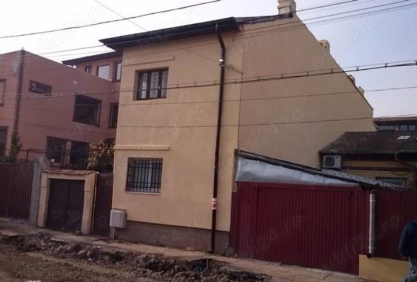 Casă cu 12 camere cu Teren 215 Mp în 13 Septembrie