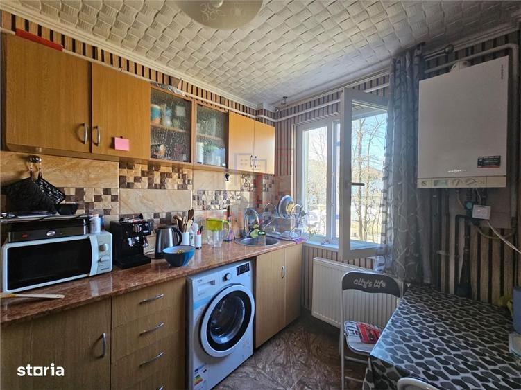 Apartament cu 2 camere semidecomandat, mobilat în Podu Roș