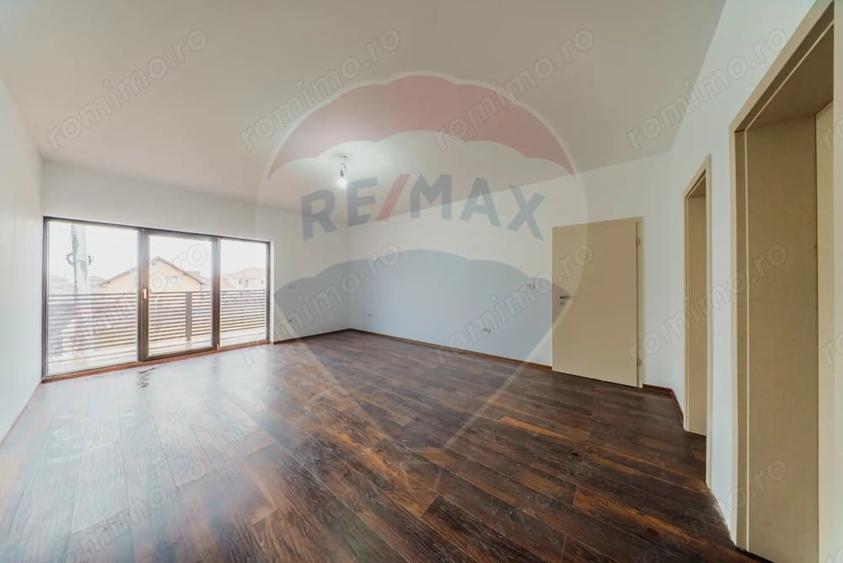 Casă cu 5 camere cu Teren 500 Mp în Vladimirescu