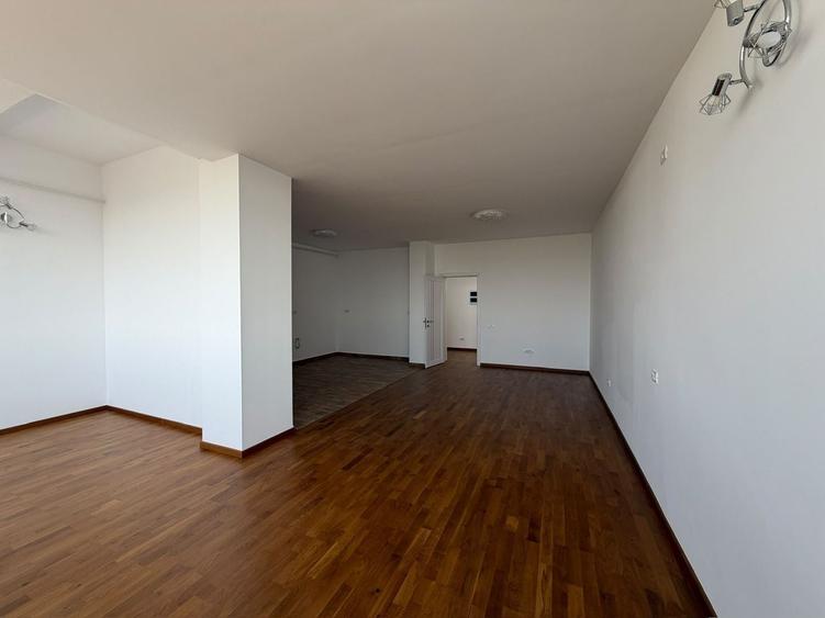 Penthouse cu 5 camere decomandat în Parcul Carol
