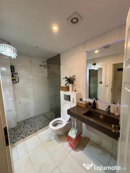 Apartament cu 4 camere decomandat în Calea Moldovei