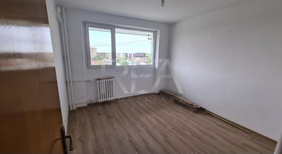 Apartament cu 3 camere decomandat în Drumul Taberei