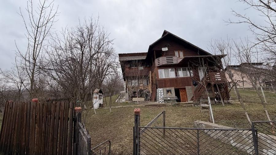 Casă cu 3 camere în Cerașu