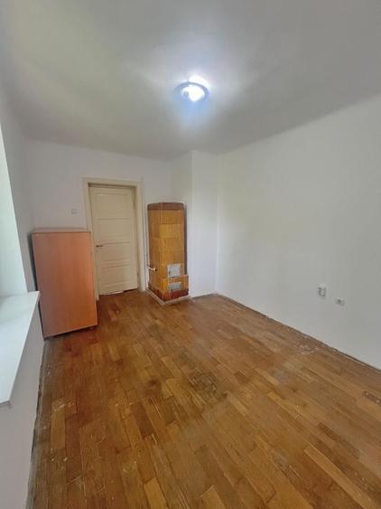 Apartament cu 3 camere semidecomandat în Cioceanu