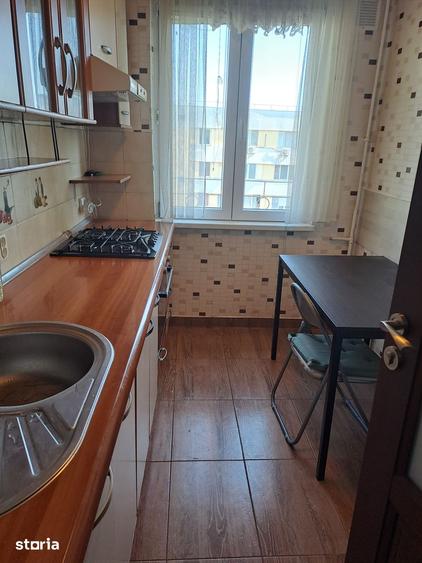 Apartament cu 3 camere semidecomandat în Tei