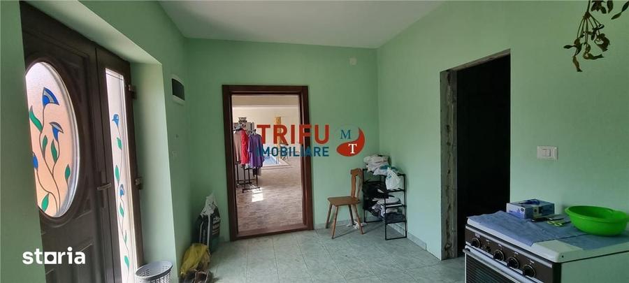 Casă cu 10 camere cu Teren 720 Mp în Lipoveni