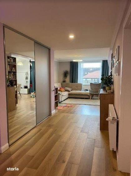 Apartament cu 4 camere decomandat în Florești