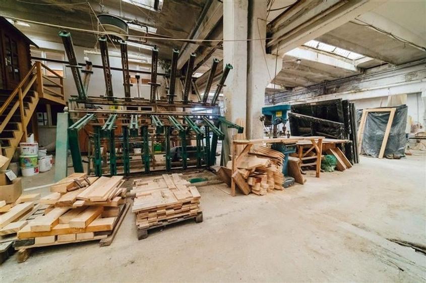 Spațiu industrial, de 4,439 mp, în Vest