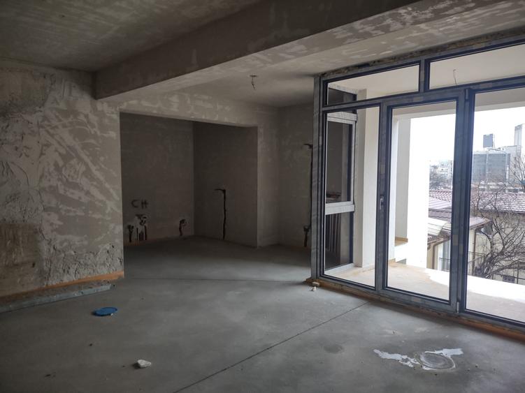 Apartament cu 3 camere semidecomandat în Moșilor