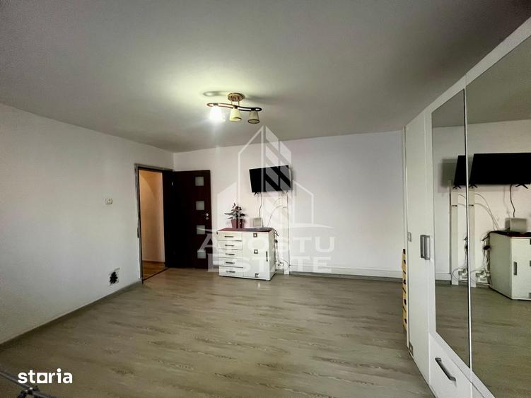 Apartament cu 3 camere semidecomandat în UMT