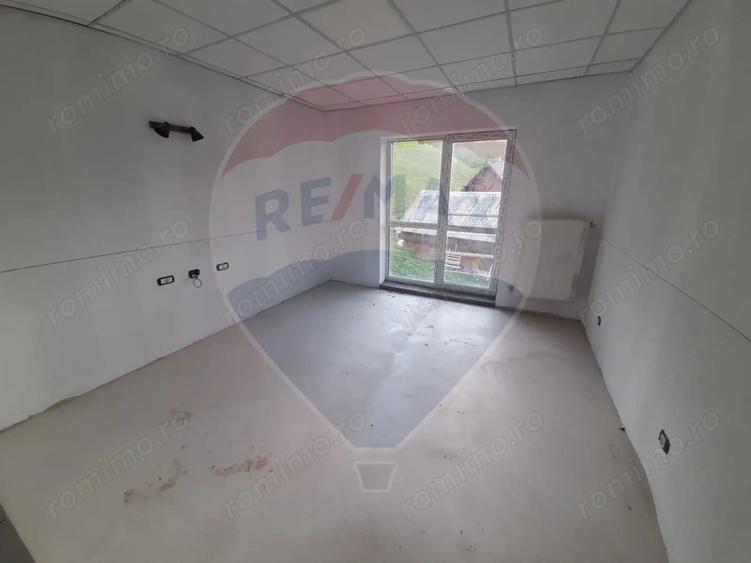 Casă cu Teren 2140 Mp în Moieciu