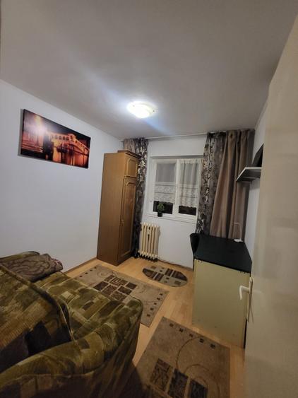 Apartament cu 2 camere semidecomandat în Podu Roș