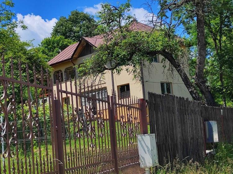 Casă cu 4 camere în Vulcana-Băi