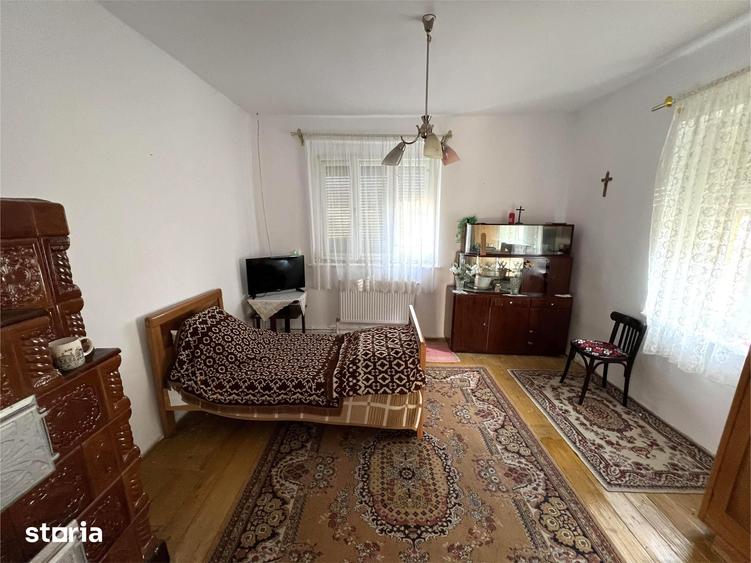 Casă cu 4 camere cu Teren 3122 Mp în Petrești