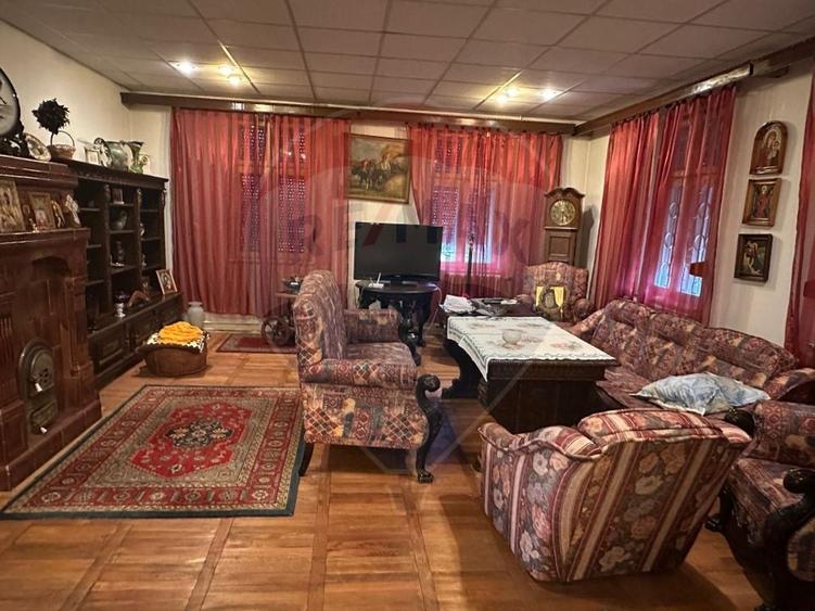Casă individuală cu 6 camere cu Teren 2200 Mp în Periș