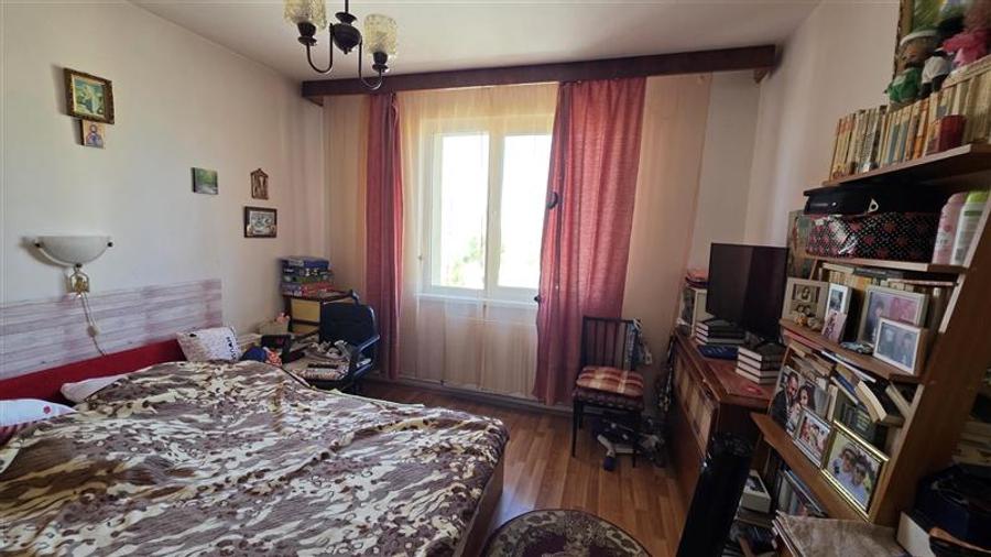 Apartament cu 3 camere semidecomandat în Astra