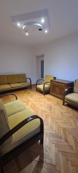 Apartament cu 3 camere semidecomandat în Central