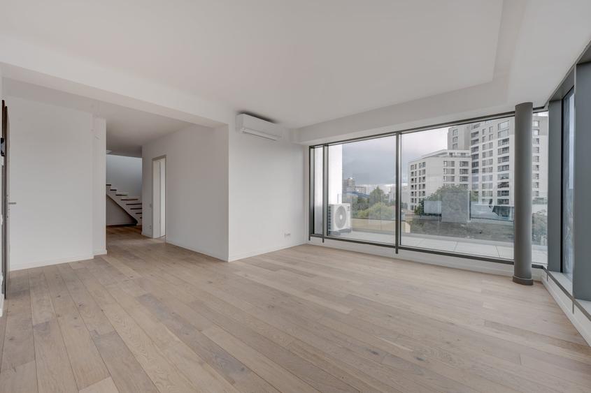 Penthouse cu 4 camere semidecomandat în Timpuri Noi
