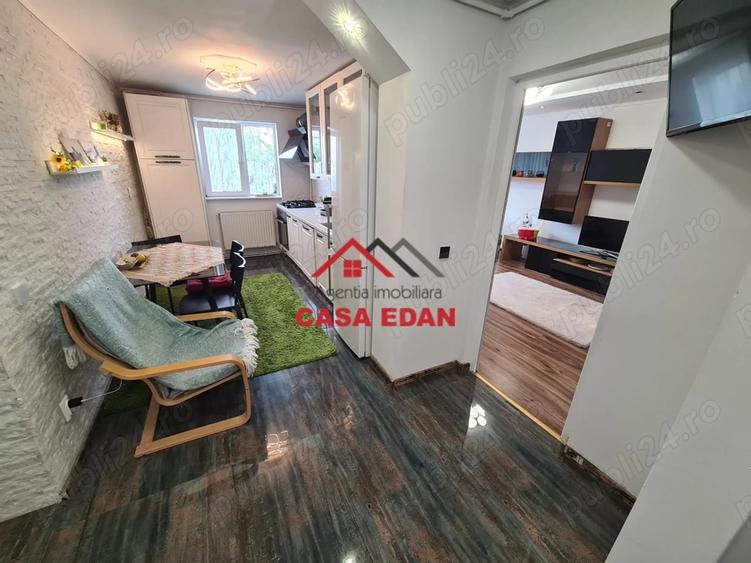 Casă cu 4 camere decomandat în Piața Centrală