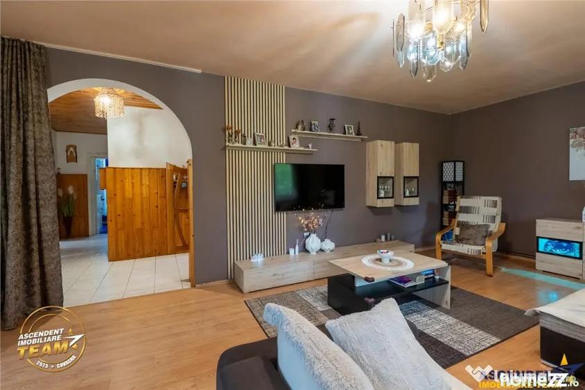 Casă cu 5 camere cu Teren 1336 Mp în Central