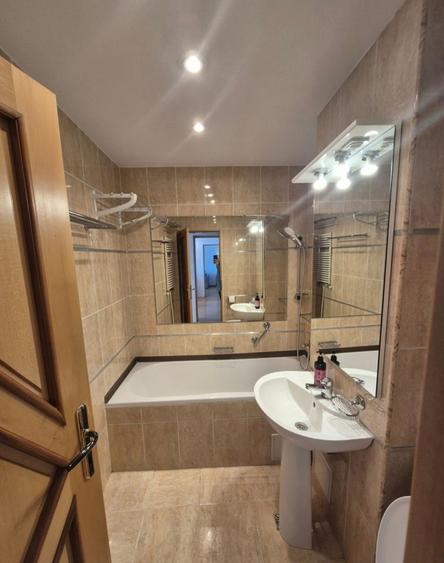 Apartament cu 3 camere semidecomandat, mobilat în Central