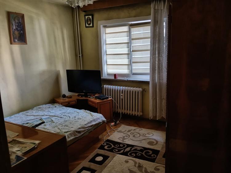 Apartament cu 3 camere decomandat în Craiovița Nouă