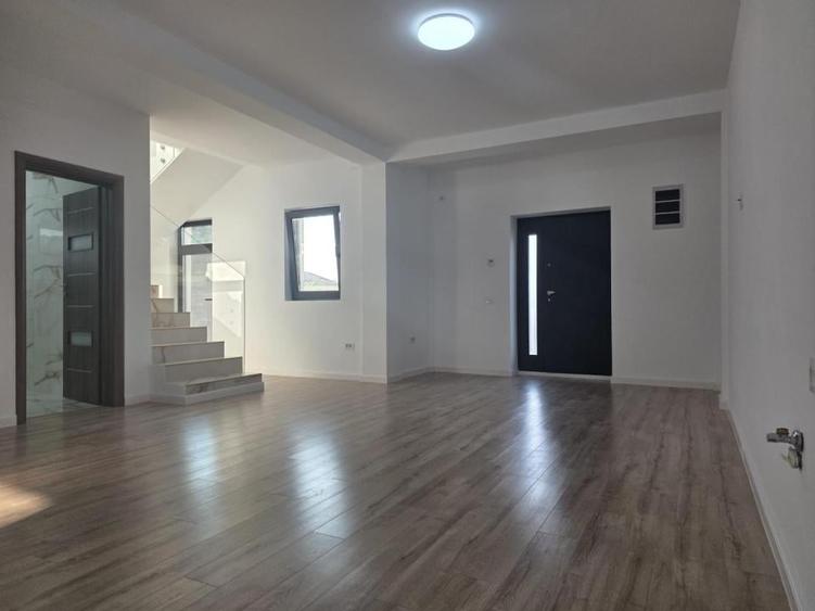 Casă individuală cu 5 camere cu Teren 220 Mp în Tunari