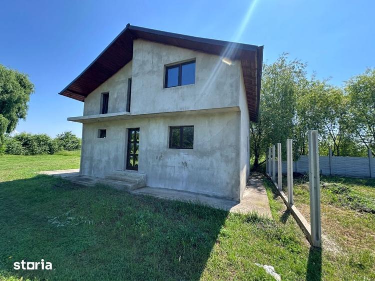 Casă cu 4 camere cu Teren 396 Mp în Comișani