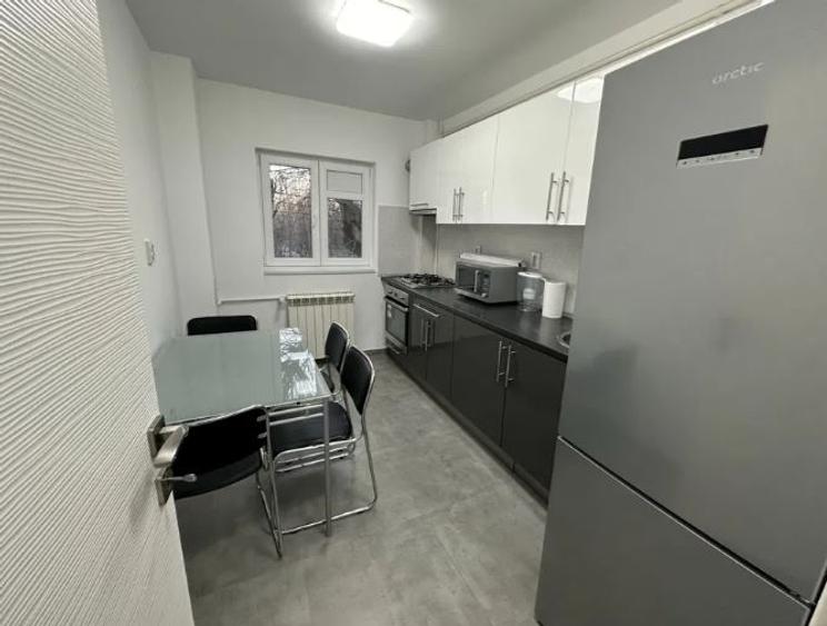 Apartament cu 3 camere decomandat, mobilat în Tineretului
