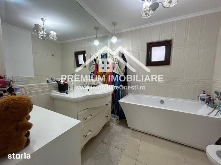 Casă cu 8 camere cu Teren 2680 Mp în Mănăstirea Cașin