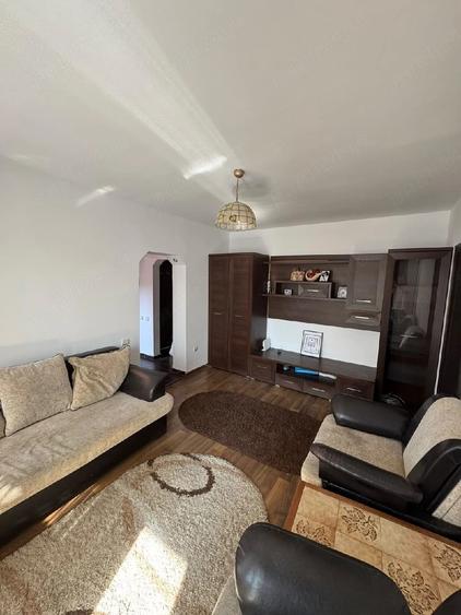 Apartament cu 3 camere semidecomandat în Splai Bahlui
