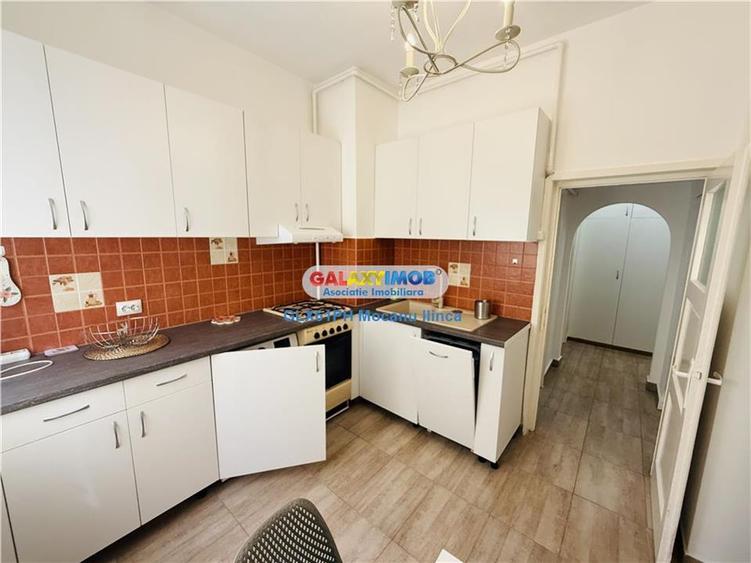 Apartament cu 3 camere semidecomandat, mobilat în Sud