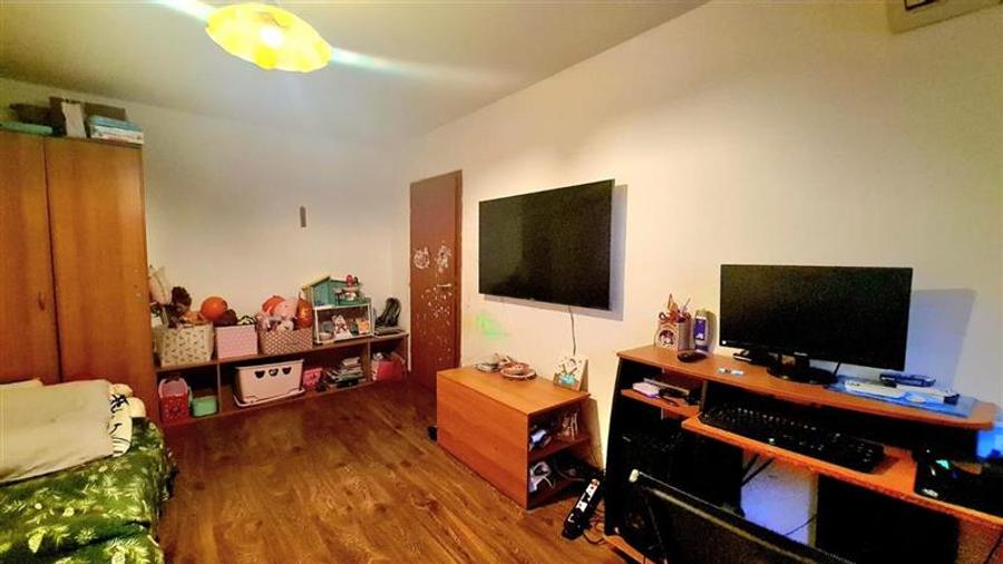 Apartament cu 5 camere decomandat, mobilat în Girocului