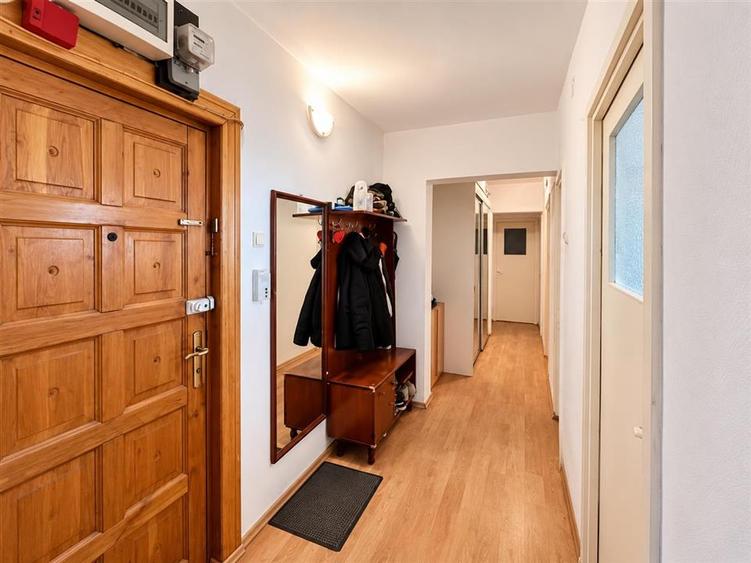 Apartament cu 3 camere decomandat în Astra