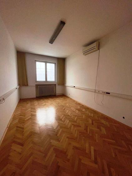 Casă individuală cu 16 camere cu Canalizare în Băneasa