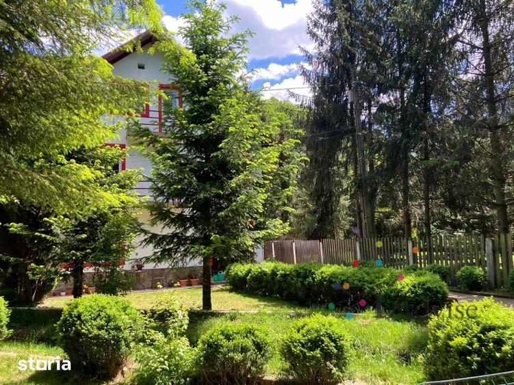 Casă cu 9 camere cu Teren 675 Mp în Central