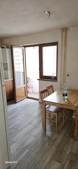 Apartament cu 3 camere semidecomandat în Grigorescu