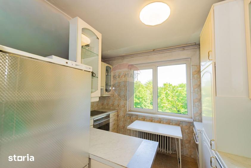 Apartament cu 3 camere semidecomandat în Giulești