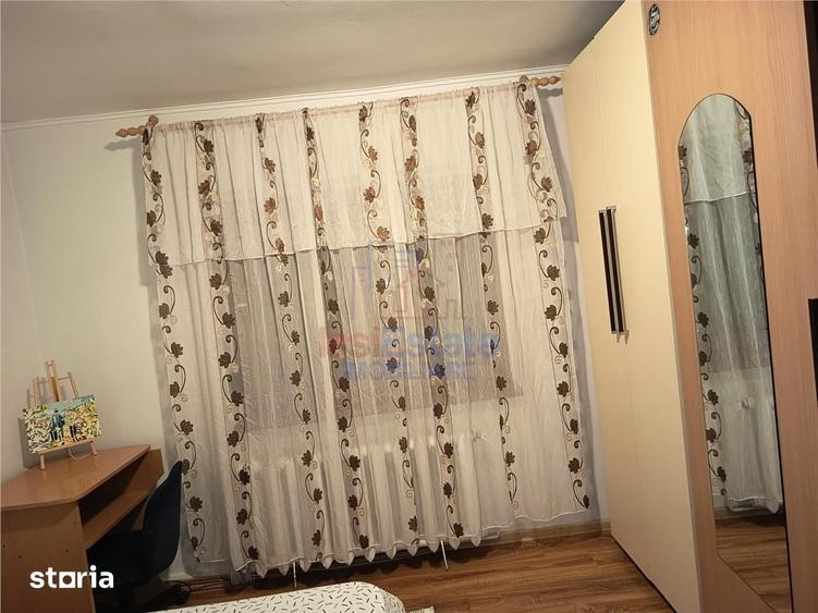 Apartament cu 3 camere decomandat în Nicolina