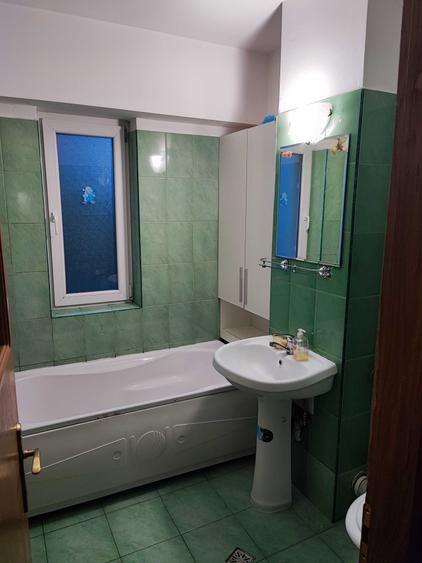 Apartament cu 3 camere decomandat în Exterior Vest