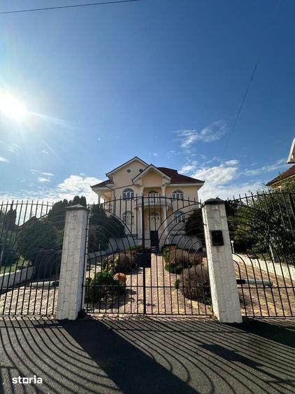 Casă cu 7 camere cu Teren 1200 Mp în Sânmartin