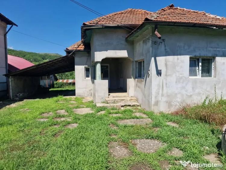 Casă cu 4 camere cu Teren 400 Mp în Călinești