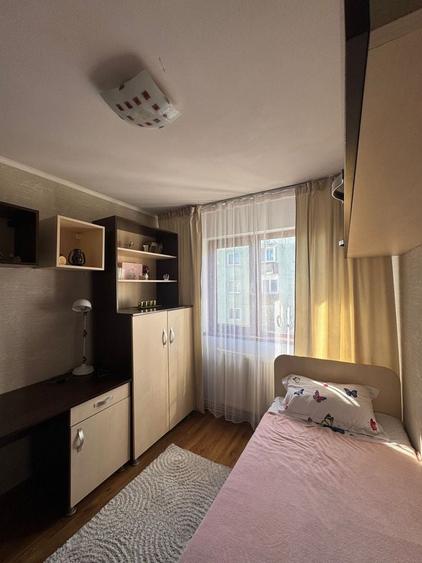 Apartament cu 4 camere semidecomandat în Central