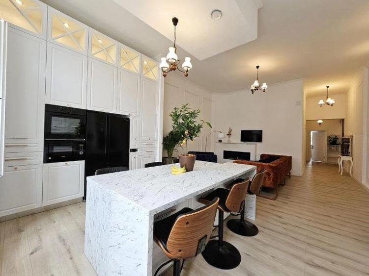 Apartament cu 3 camere semidecomandat în Central