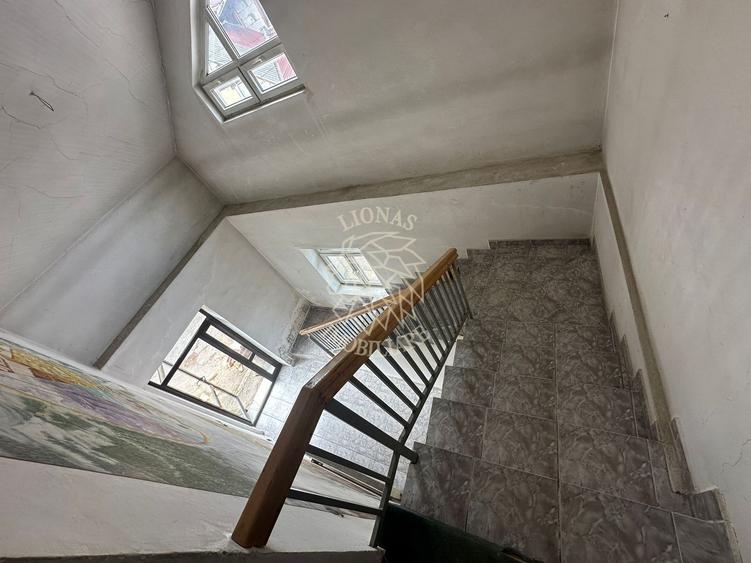 Casă individuală cu 8 camere cu Canalizare în Central