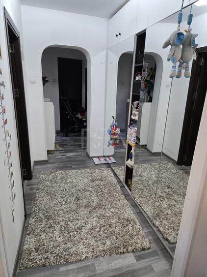 Apartament cu 3 camere semidecomandat, mobilat în Dristor