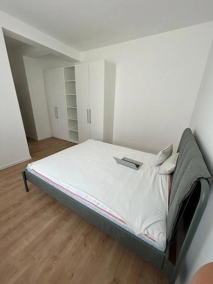 Apartament cu 3 camere semidecomandat în Aradului