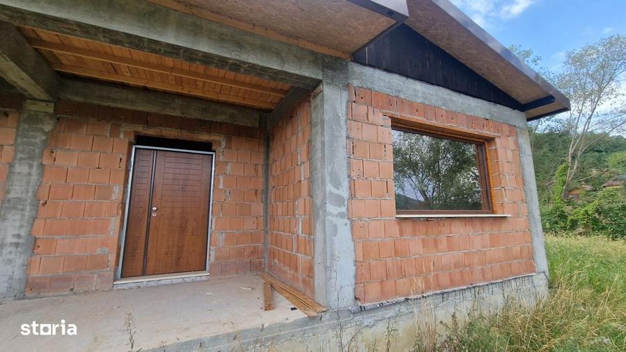 Casă cu 4 camere în Vlădești
